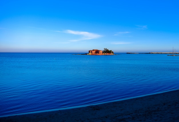Beau cliché d'une grande maison au milieu de la mer sous un ciel bleu | Photo Gratuite